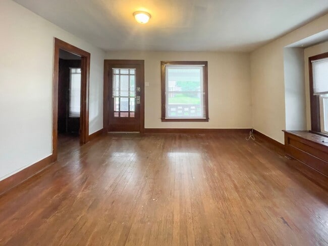 Building Photo - PRELEASING for AUGUST! Close to Campus: Washer and Dryer Included