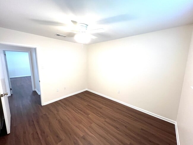 Building Photo - Updated 3 Bedroom Home with All Appliances & Double Garage