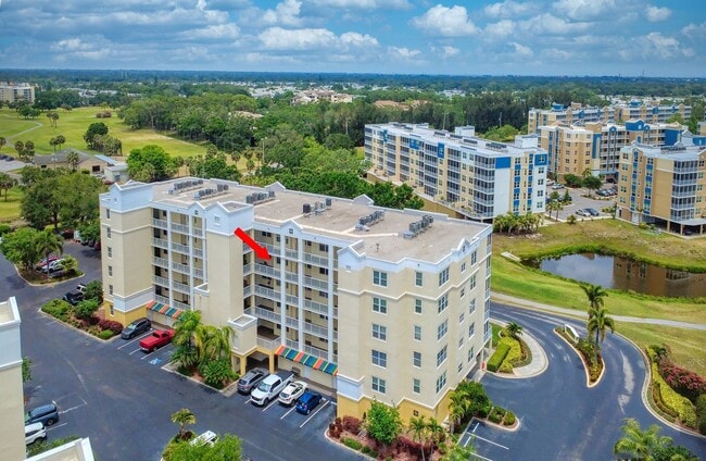 Building Photo - Updated 3 bedroom unit overlooking the Eas...