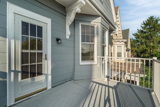 Building Photo - 42 Duer Pl