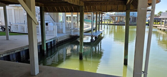 Building Photo - 1702 Castaway St