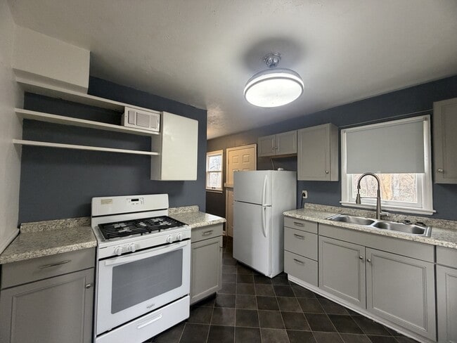 Building Photo - 1815 E 74 Terrace