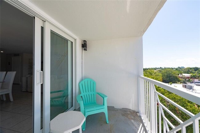 Building Photo - 2860 NE 14th St