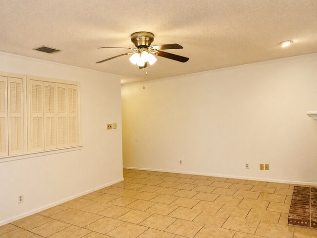 Building Photo - 10955 Wurzbach Rd