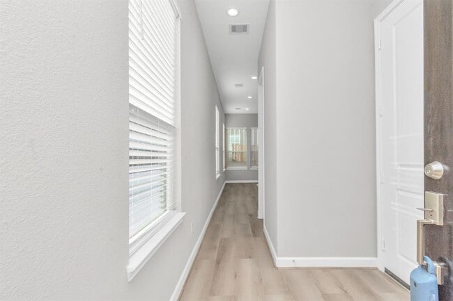Building Photo - 2347 Hoskins Dr