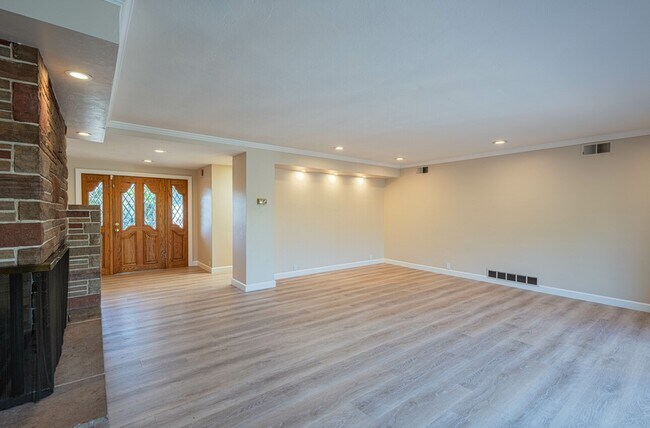 Building Photo - 509 Manor Dr