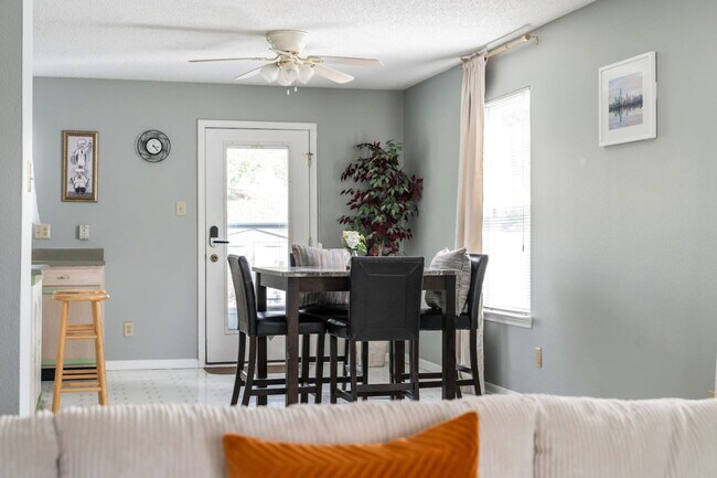 Building Photo - 2135 Shadowbrook Dr
