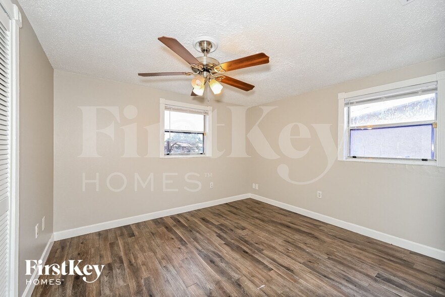 Building Photo - 904 Alaska Dr