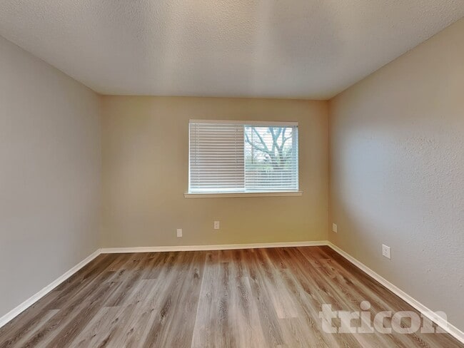 Building Photo - 1210 Green Hill Dr