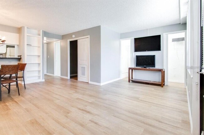 Building Photo - 2615 Cove Cay Dr