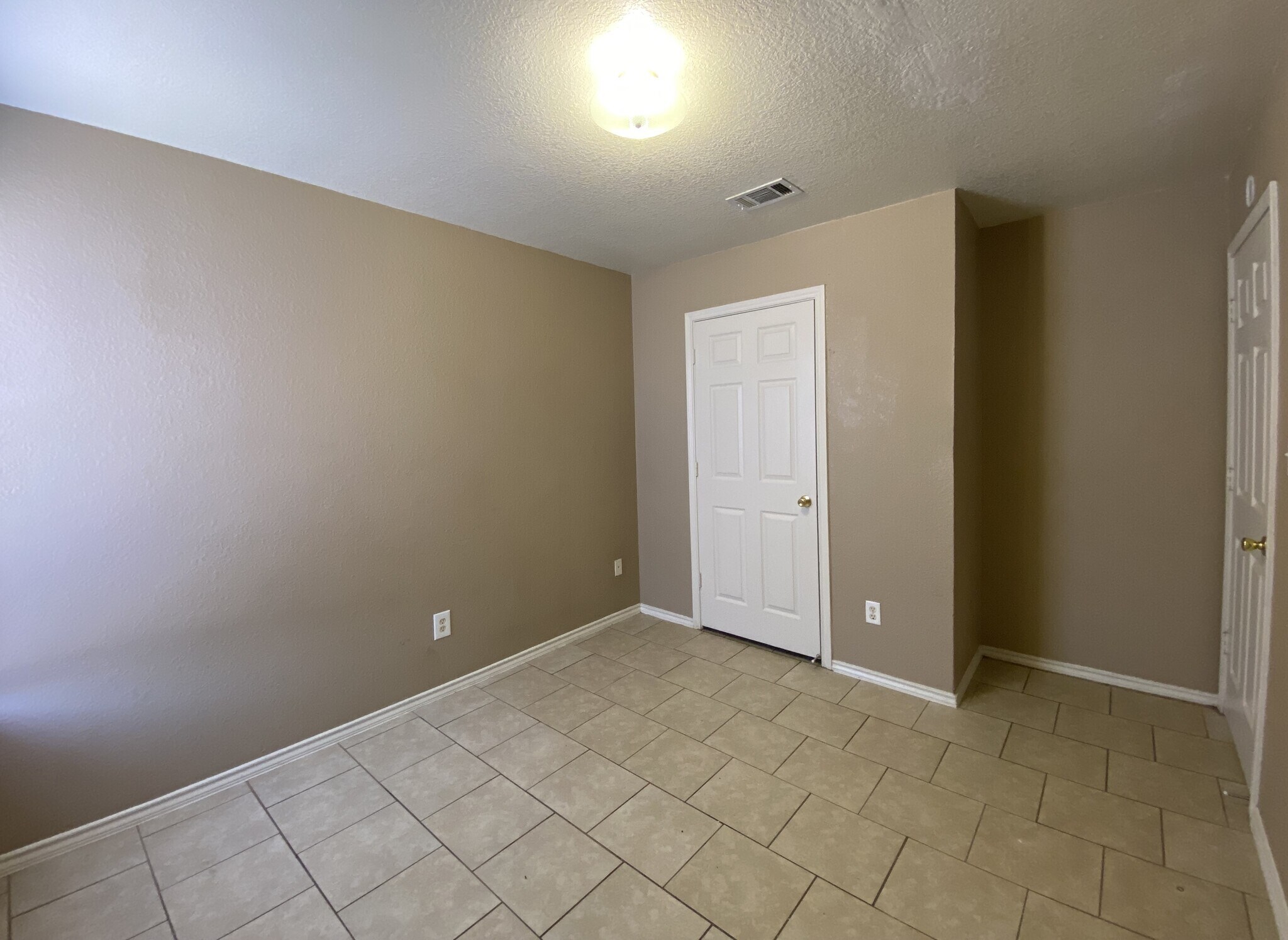 Building Photo - 2801 Cantabrian Dr