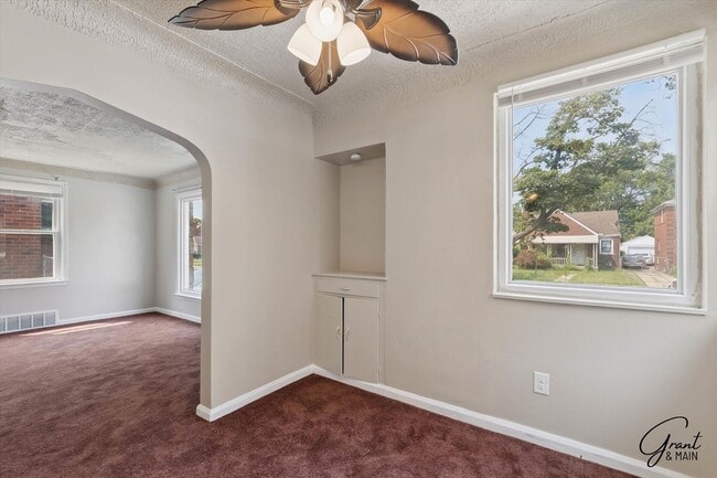 Building Photo - $1400 3 bedroom bungalow