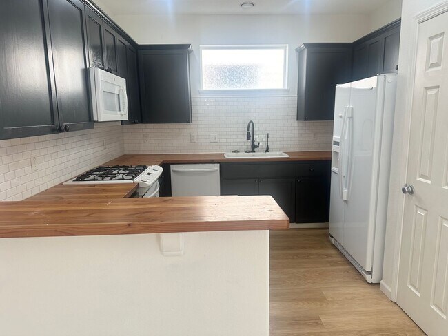 Building Photo - 3 Bedroom Beaverton Home with A/C!