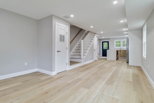 Building Photo - 192 Main St