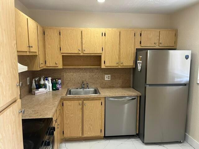 Building Photo - 2960 Riverside Dr
