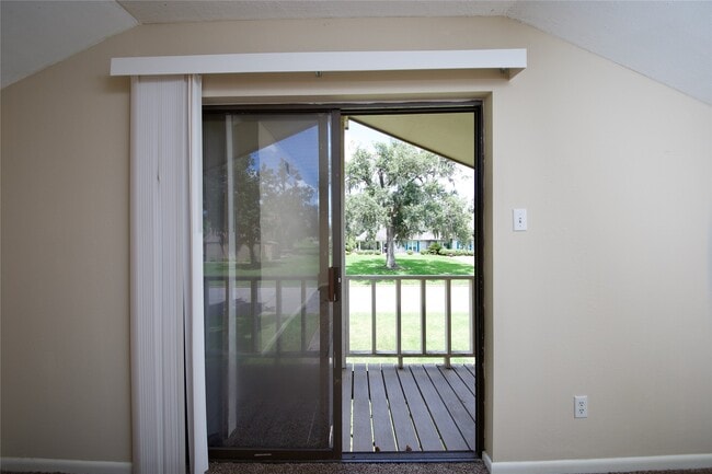 Building Photo - 2109 Riverside Dr