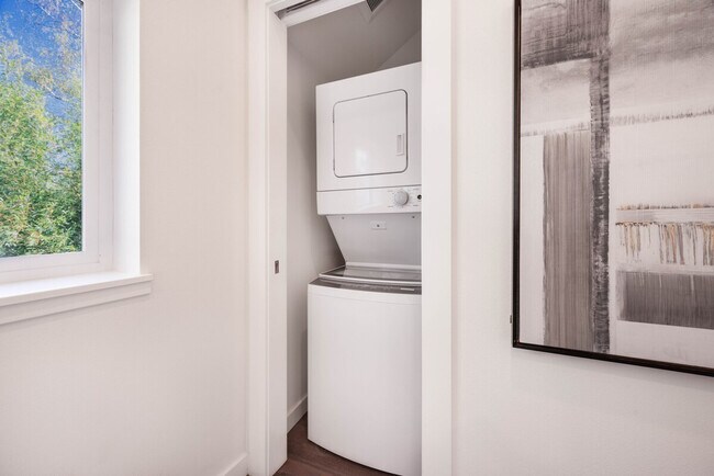 Building Photo - 11520 Roosevelt Way NE