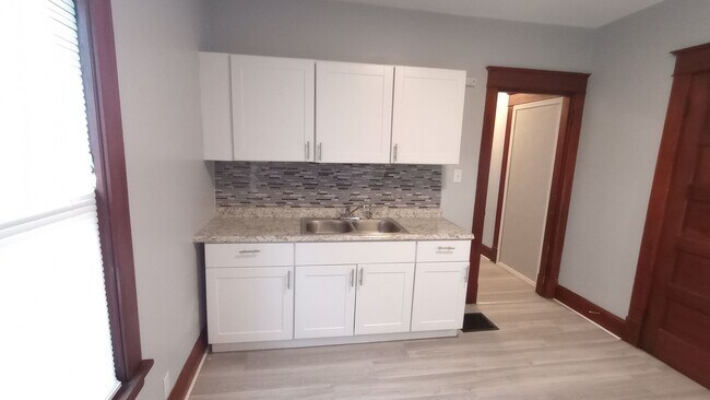 Building Photo - 1816 Woodlawn Ave