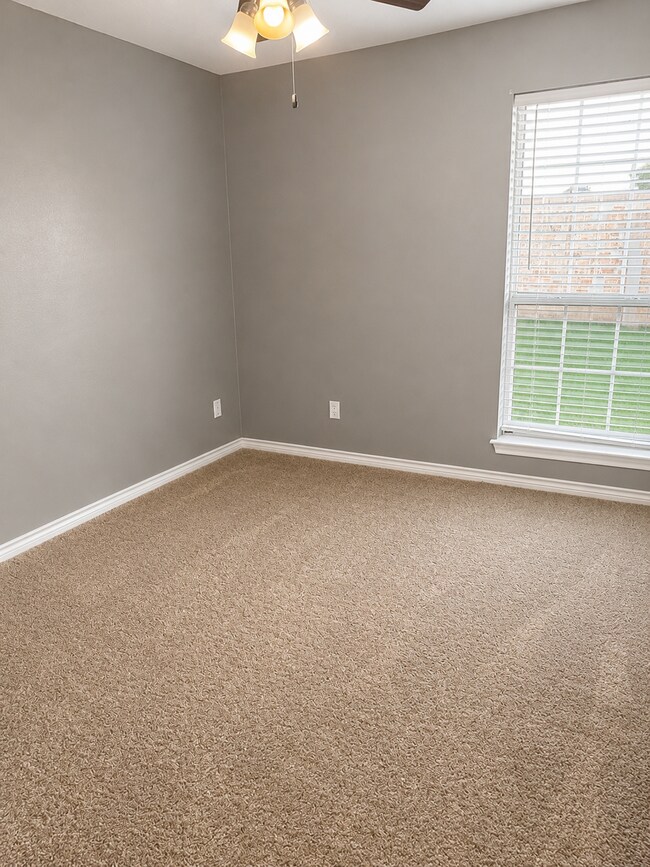 Building Photo - "Charming 3-Bedroom Retreat with Cozy Fireplace in College Station – 1485 Sq. Ft. of Comfort!"