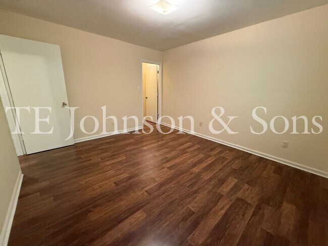 Building Photo - 1506 Oakshire-Water Included
