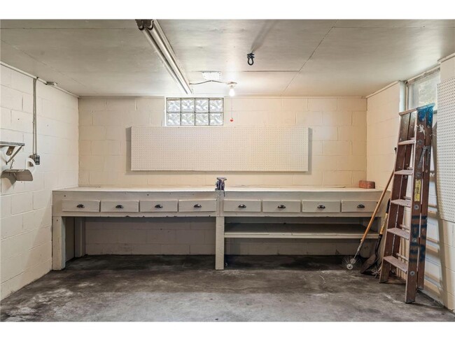 Building Photo - 1435 Englert Rd