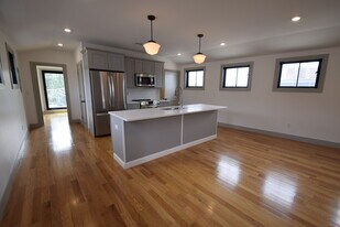 Building Photo - 15 Maywood St