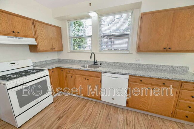 Building Photo - 3808 Lakeshore Ave