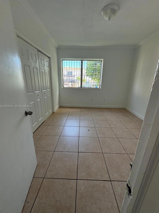 Building Photo - 120 SW 18th Ct