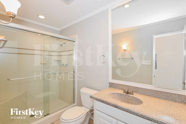 Building Photo - 6333 Fallbrook Dr