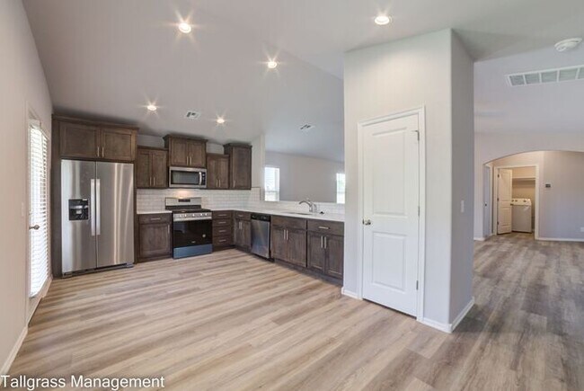 Building Photo - 4/2.5/2 New Construction in Broken Arrow!