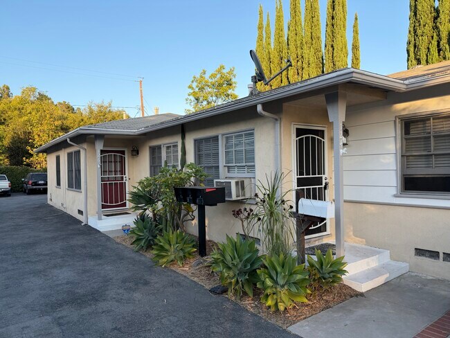 Building Photo - 124 N Beachwood Dr