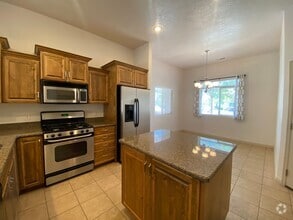 Building Photo - SPACIOUS HOME FOR RENT!