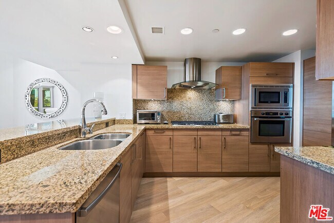 Building Photo - 13650 Marina Pointe Dr