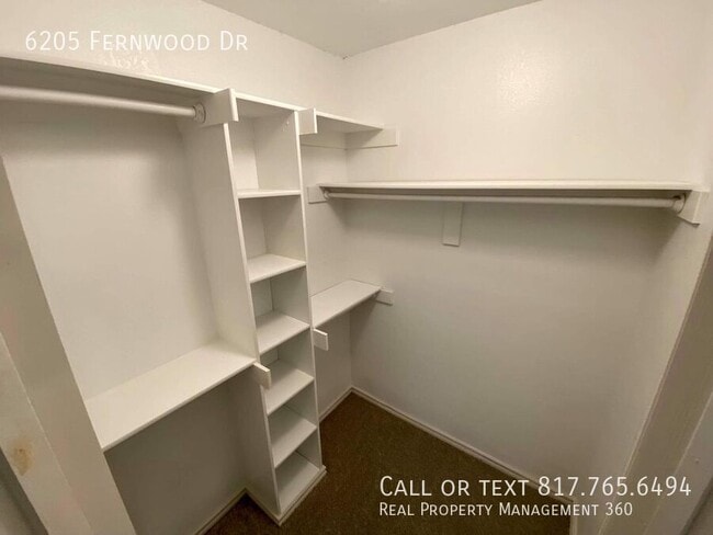 Building Photo - 6205 Fernwood Dr