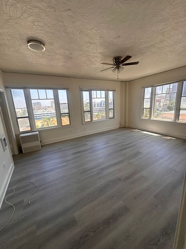 Building Photo - Bright & Spacious 1 Bed / 1 Bath in the He...