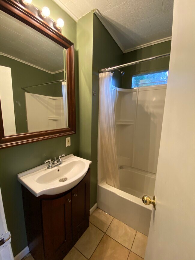 Building Photo - 504 W Cedar St