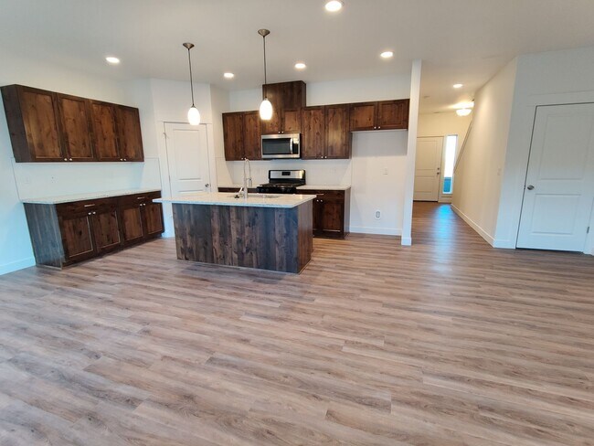 Building Photo - *MOVE IN SPECIAL - HALF OFF FIRST MONTH'S ...