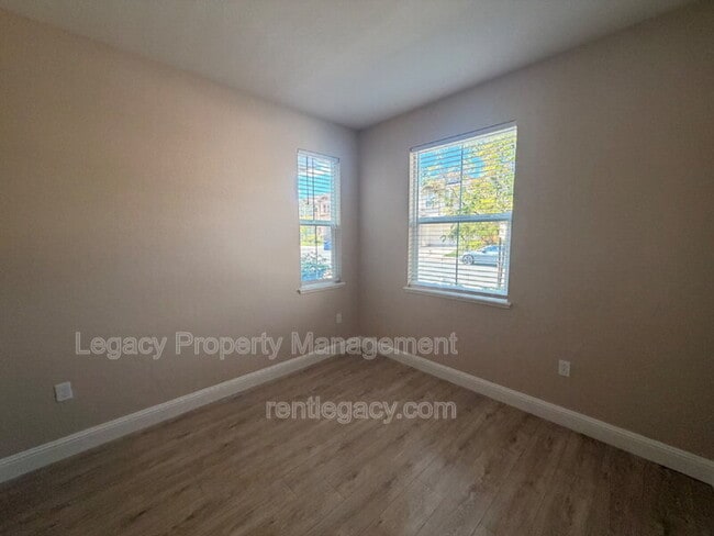 Building Photo - 3224 La Paz Dr