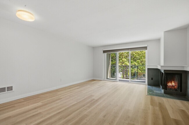 Building Photo - Mercer Island Condo with Reserved Parking & In-Unit Laundry!