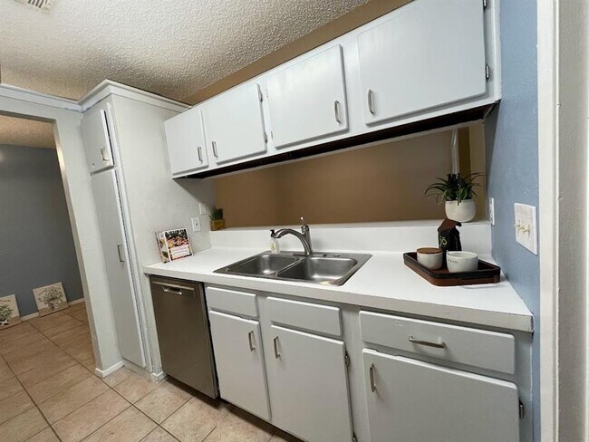 Building Photo - 1808 Prairie Knoll Ct