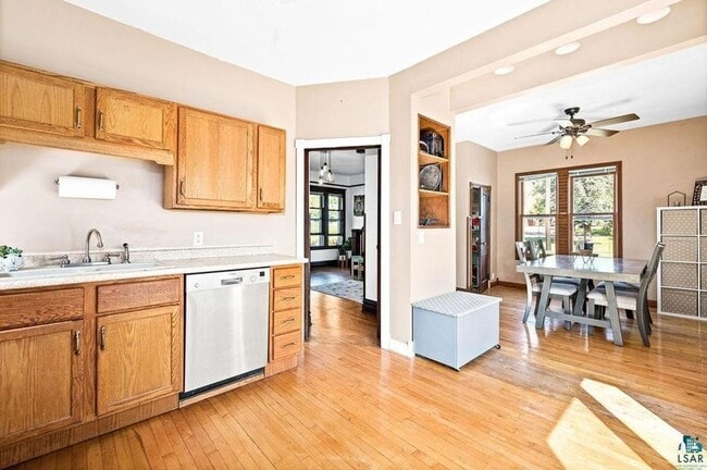 Building Photo - AVAILABLE SEPTEMBER 1st - Beautiful 2 Bed 1 Bath w/ Garage & Fenced Corner Lot