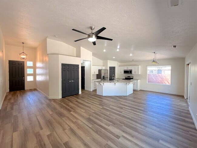 Building Photo - 3 bed, 2 bath home with 2 car garage