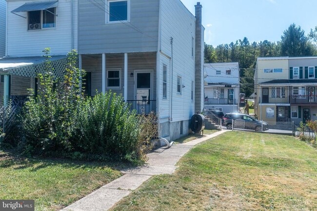 Building Photo - 493 W Saylor St