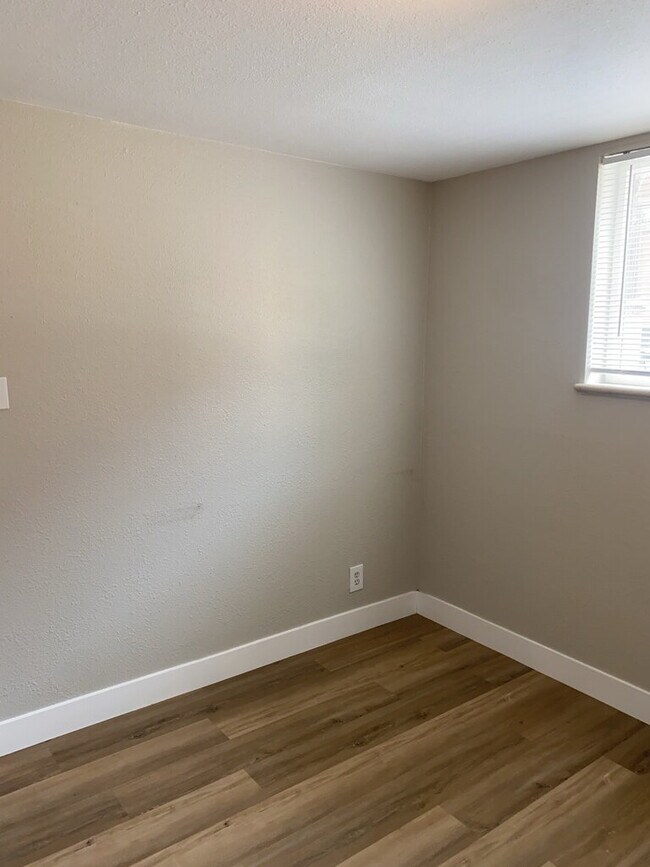 Building Photo - AVAILABLE NOW!  "Charming 2-Bedroom Gem in Denver's Heart with Spacious Layout - 837 Sq Ft of Coz...