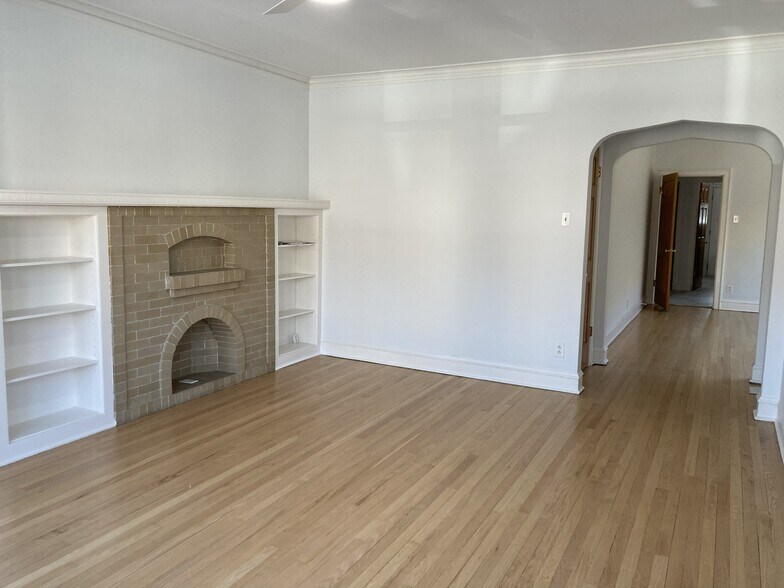 Building Photo - 2433 W Dakin St