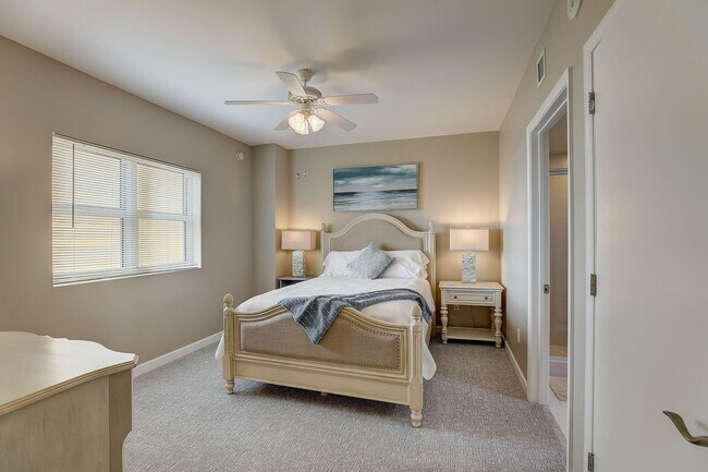 Building Photo - 2650 Lake Shore Dr