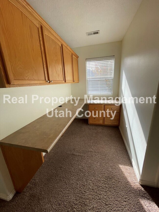 Building Photo - Stunning Townhome in Lehi