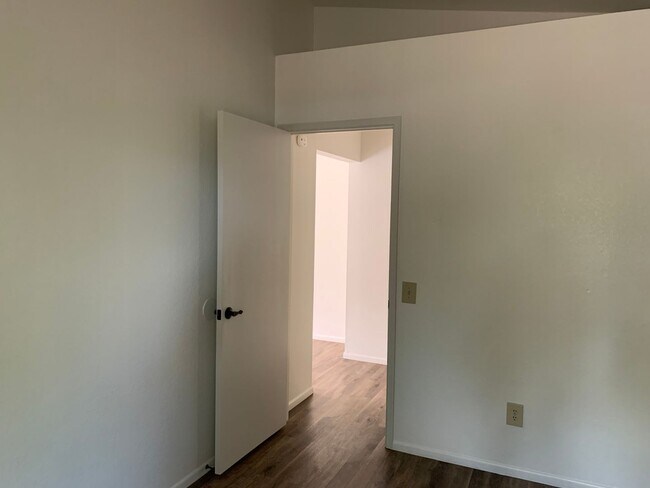 Building Photo - 3 bedroom 2 bath