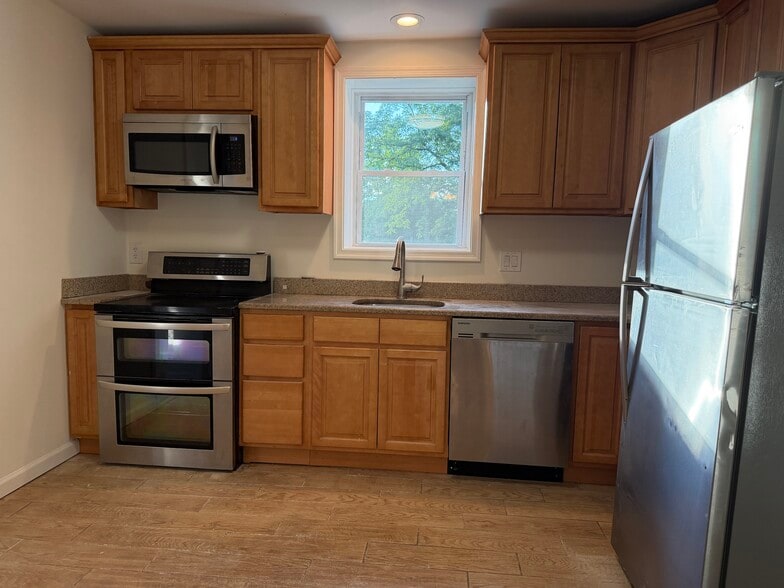 Building Photo - 722 Hilltown Pike