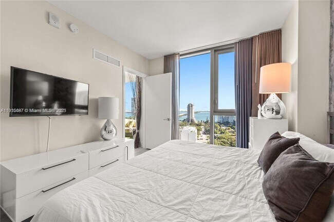 Building Photo - 121 NE 34th St